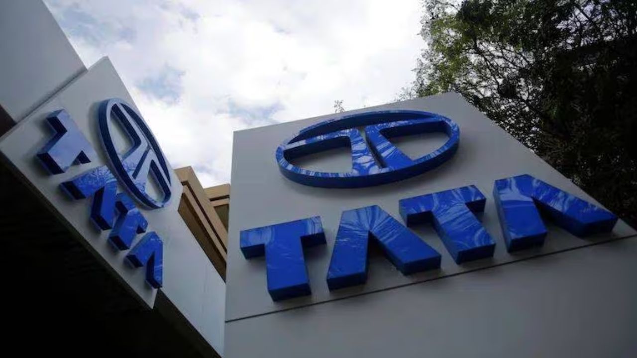 Tata Motors' commercial vehicles and Tata Daewoo range in Q4 FY24 were at 1,11,591 units, down 6 per cent over Q4 FY23. (Image source: Moneycontrol)