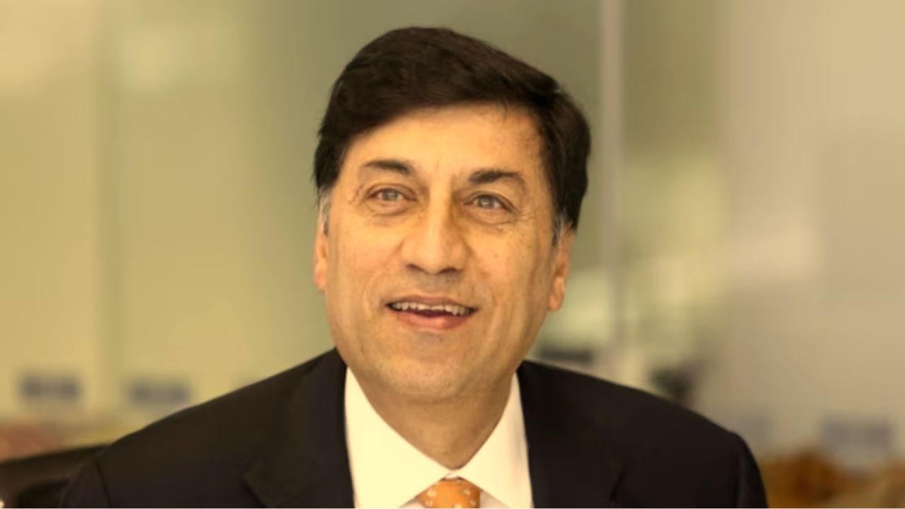 Rakesh Kapoor started his career with the maker of Durex and Dettol, Reckitt Benckiser, in 1987. At present, he is the non-executive director of NHS England (National Health Service). (Image source: Moneycontrol)