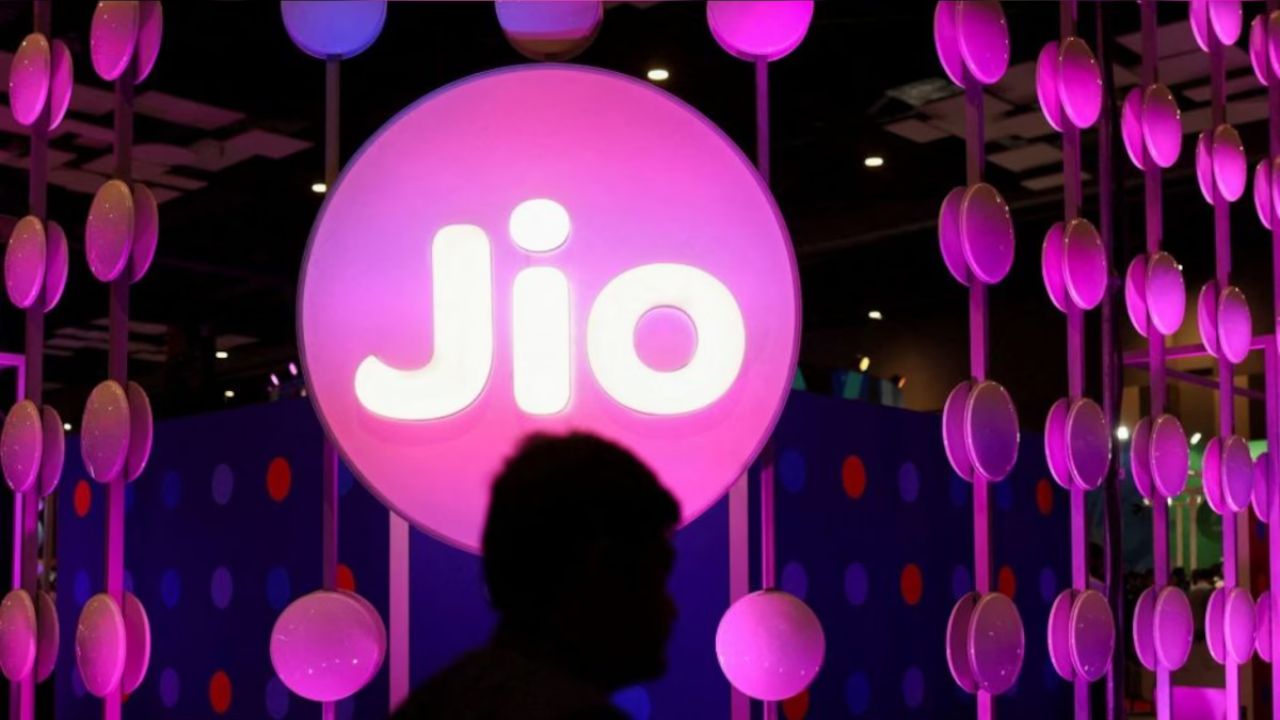 Jio AirFiber is the solution to the challenge of last-mile connectivity. It plans to accelerate access to high-quality services. (Image sourced from CNBC)