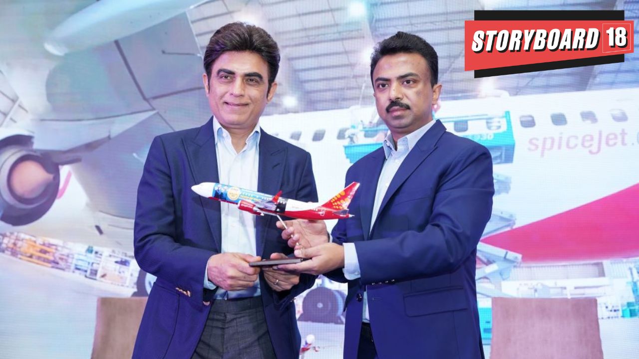 Rajeev Juneja, vice chairman and managing director, Mankind Pharma (left) with Debojo Maharshi, chief business officer, SpiceJet (right)