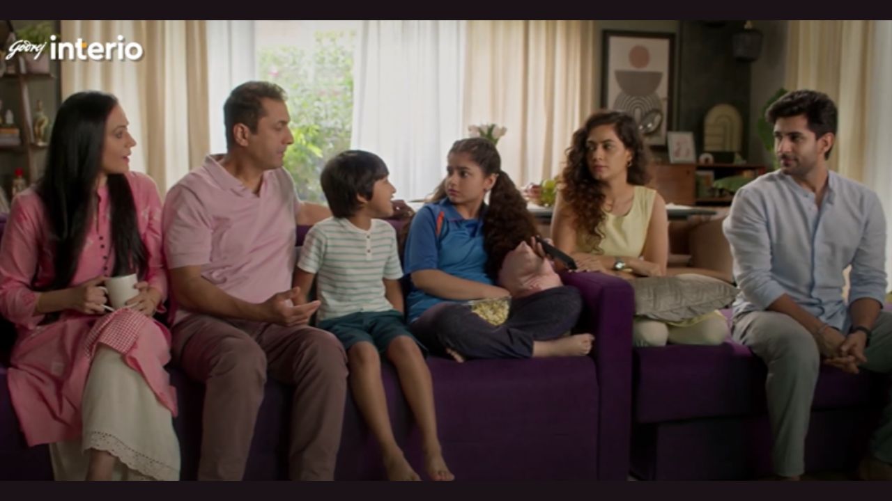 With the onset of the 'Cricket World Cup' season across the country, both these films have been translated into Tamil, Telugu, Bengali, Kannada, and Malayalam to appeal to regional viewers. The primary focus of the ad will be in Hindi. (Stills from the ads)