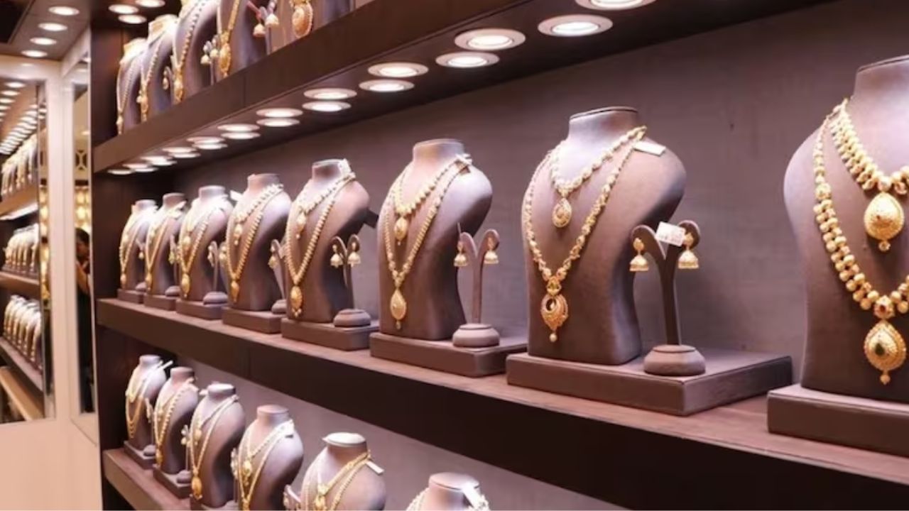 Kalyan Jewellers on Tuesday, November 14 reported an over 27% YoY growth in consolidated profit after tax (PAT) at ₹134.87 crore for the quarter ended on September 30. (Image source: Moneycontrol)