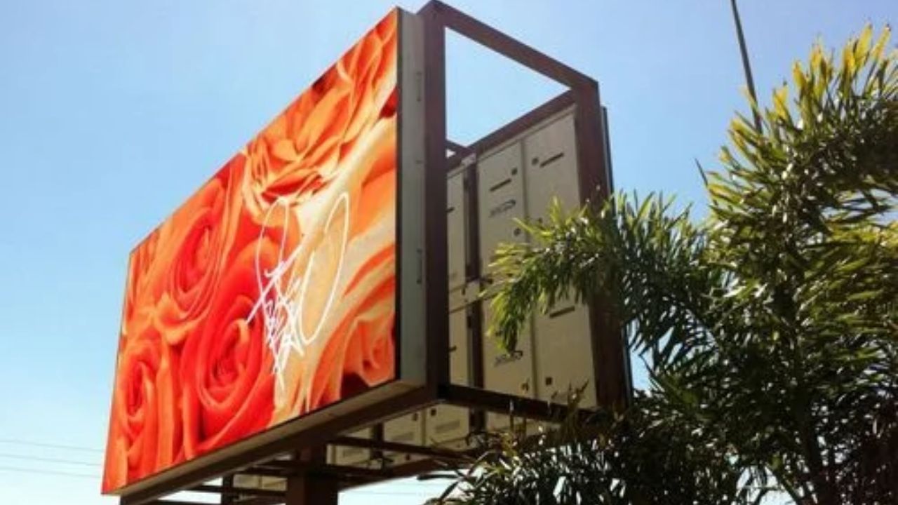 The introduction of Roadside DOOH units in India also spurred creativity, with brands and agencies exploring dynamic, enhanced, and experimental creatives, incorporating effects like sparklers, outlines, and special borders. (Image source: IndiaMART)