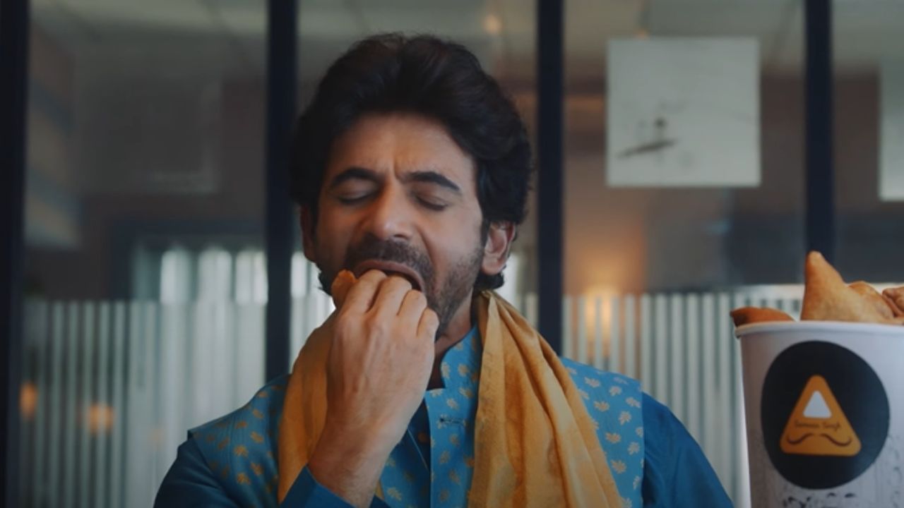 The one-minute commercial features Sunil Grover’s comedic timing and pleasant attitude which aligns with Samosa Singh’s brand values. The film also depicts the thrill and excitement that is accompanied by the nostalgia of childhood. (Image source: Still from the video)