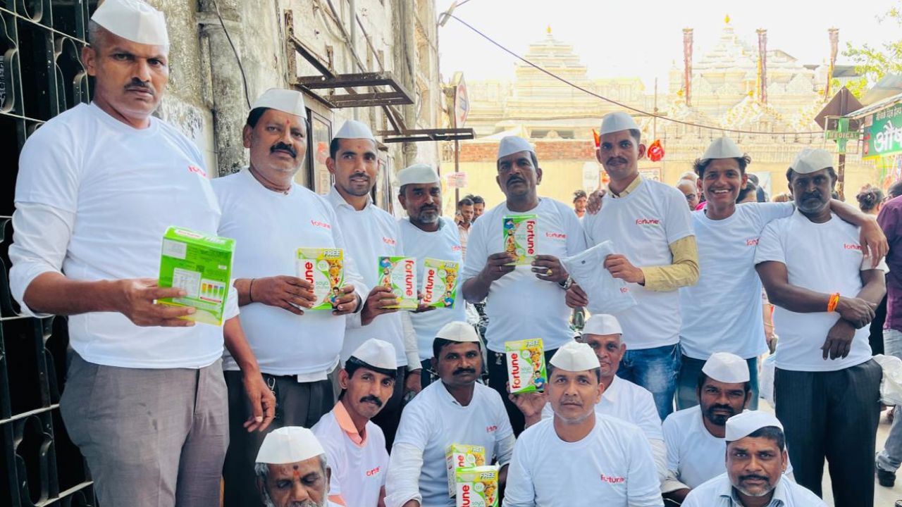 Adani Wilmar also joined hands with the iconic Mumbai Dabbawala Association for World Protein Day to distribute packs of Fortune Soya Chunks.