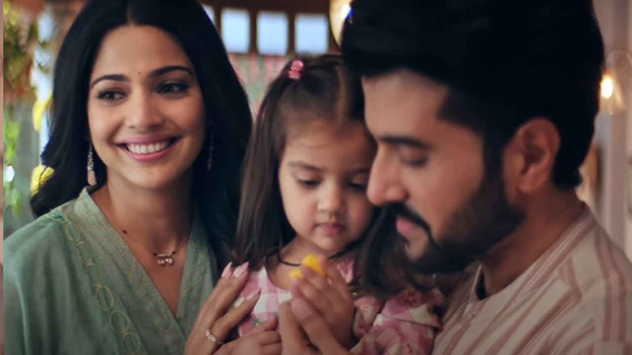 The digital campaign features Kalyan Jewellers’ regional brand ambassador Pooja Sawant in a distinctive avatar, portraying the role of a young mother, who embraces parenthood through child adoption. The storyline aims to encourage audiences to embrace new beginnings with an open-minded attitude, highlighted the company in the release. (Still from the ad)