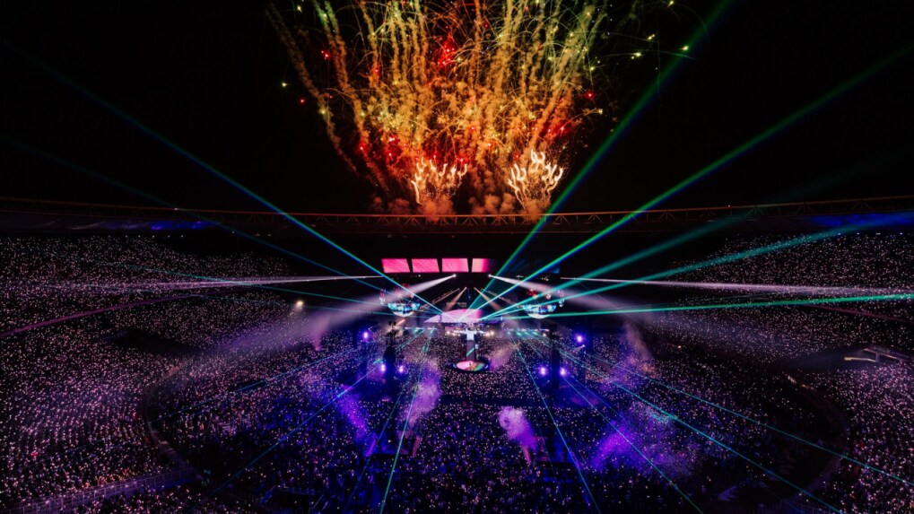 Ashwini Vaishnaw calls Ahmedabad's Coldplay concert a 'global benchmark', Chris Martin calls it 'best stadium'
