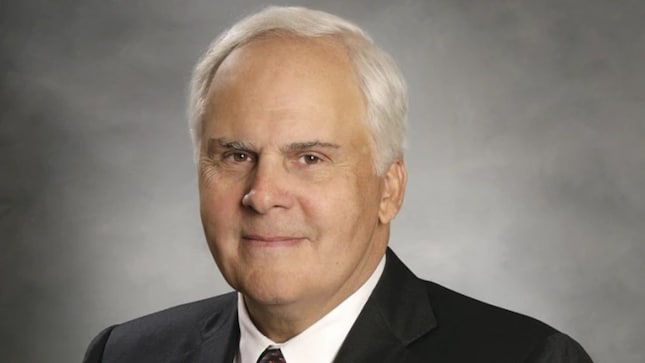 After enrolling at Yale in 1962 to study economics, Frederick Wallace Smith conceptualized an integrated air-to-ground delivery system - the blueprint for what would become FedEx Express.